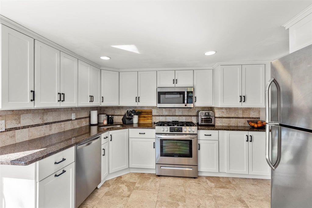 20 of 34 - 25 Arrowhead Lane, East Setauket, NY