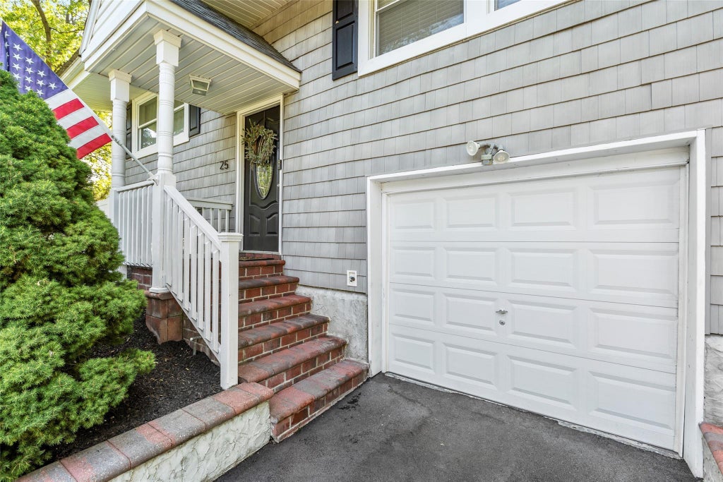 4 of 34 - 25 Arrowhead Lane, East Setauket, NY