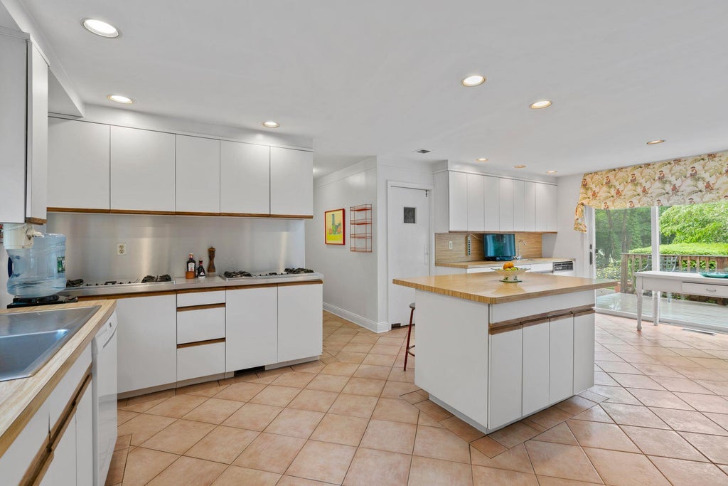 17 of 44 - 24 Wellington Road, Locust Valley, NY