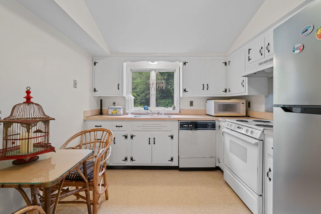 27 of 44 - 24 Wellington Road, Locust Valley, NY