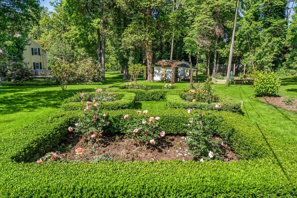 40 of 44 - 24 Wellington Road, Locust Valley, NY