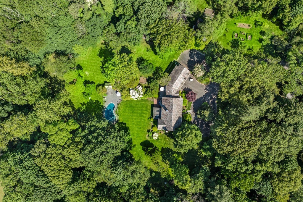 42 of 44 - 24 Wellington Road, Locust Valley, NY