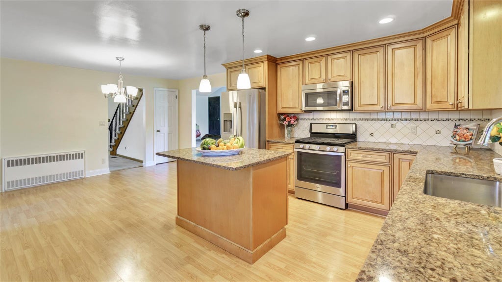 27 of 45 - 38 Perry Avenue, Bayville, NY