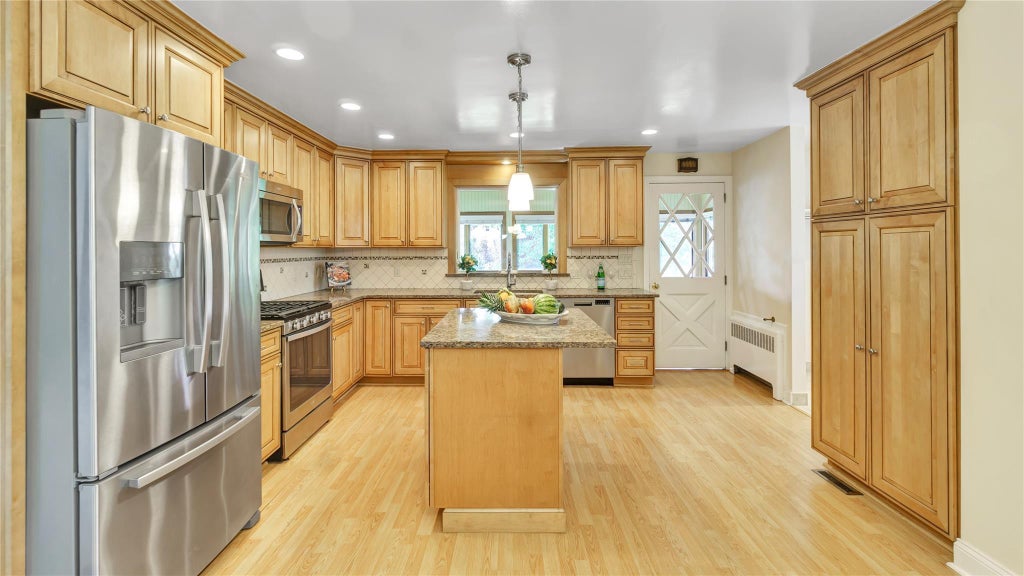 29 of 45 - 38 Perry Avenue, Bayville, NY