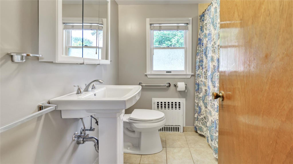 37 of 45 - 38 Perry Avenue, Bayville, NY