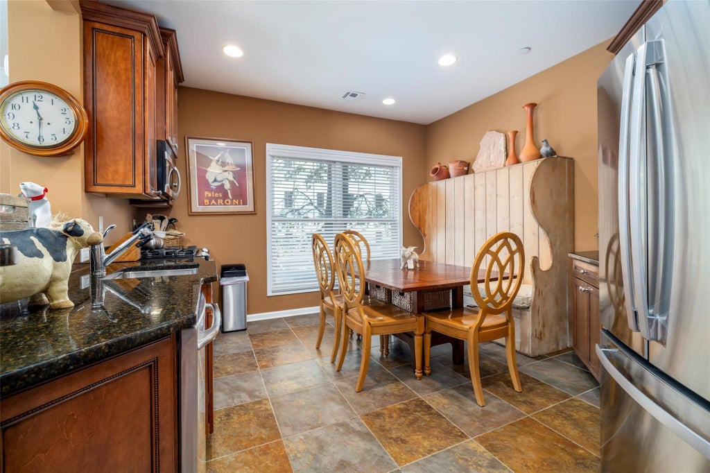 3 of 16 - 77 Maple Avenue # 101, Rockville Centre, NY