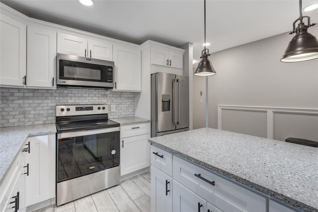 9 of 23 - 7 Searington Drive, Syosset, NY