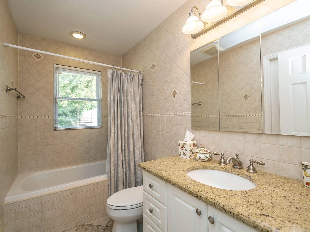 27 of 43 - 25 Schooner Lane, Port Washington, NY