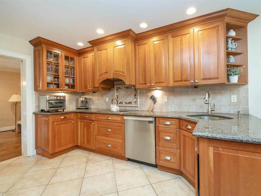 8 of 43 - 25 Schooner Lane, Port Washington, NY