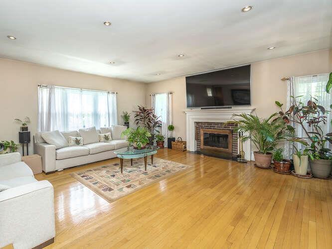 6 of 33 - 44 Glenwood Road, Glen Head, NY