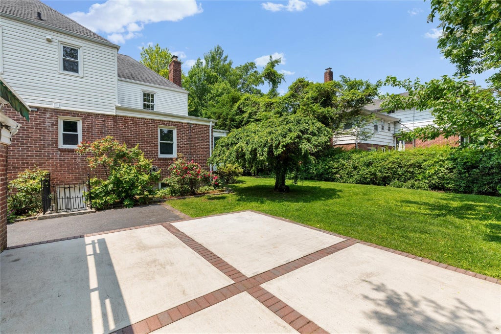 24 of 26 - 89 Clinch Avenue, Garden City, NY