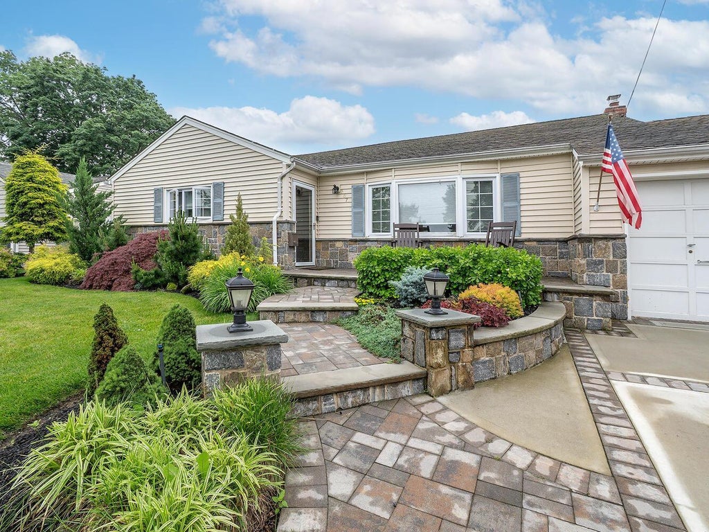 1 of 29 - 557 Western Park Drive, West Hempstead, NY