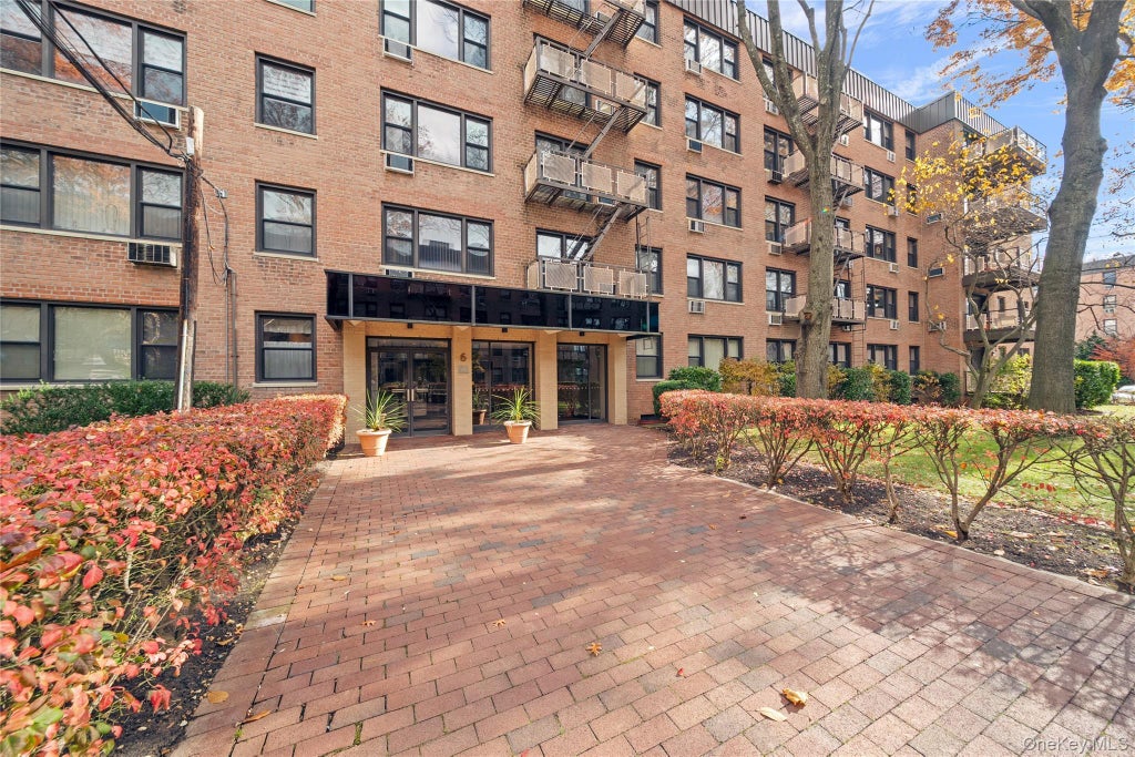 6 Birchwood Court # 3h, Mineola