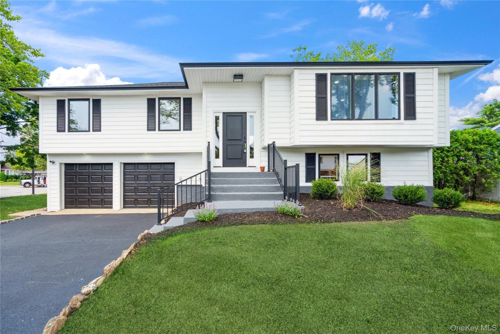 43 Acorn Lane, Plainview