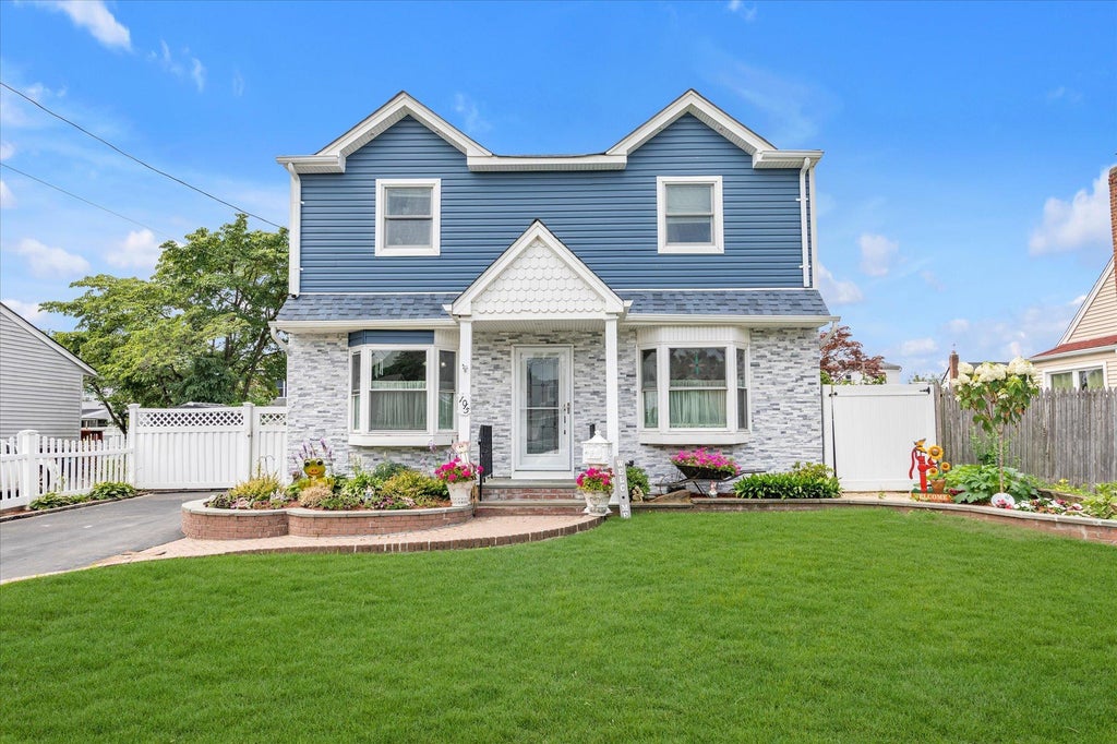 1015 Grand Boulevard, Westbury