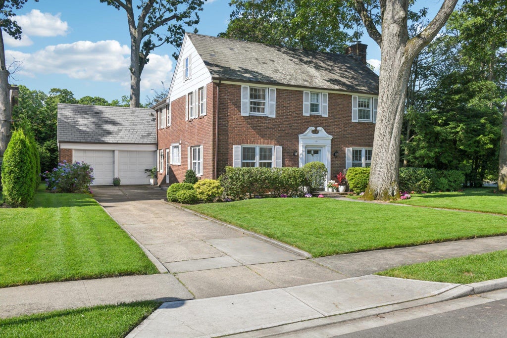 52 Canterbury Road, Rockville Centre