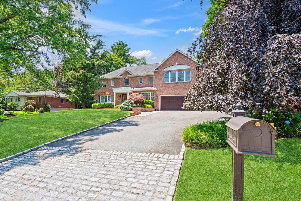 41 Hofstra Drive, Plainview