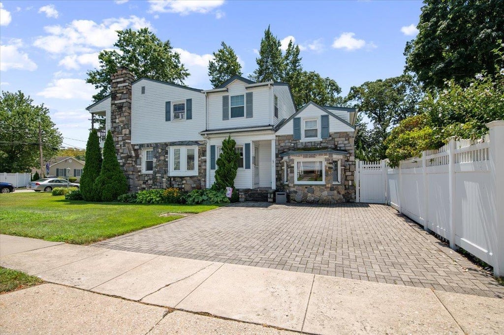 1016 Tyrus Court, Merrick