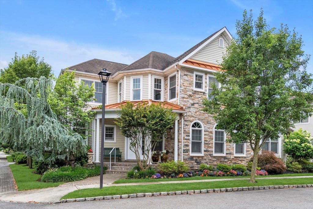 155 Eagle Crest, Port Washington