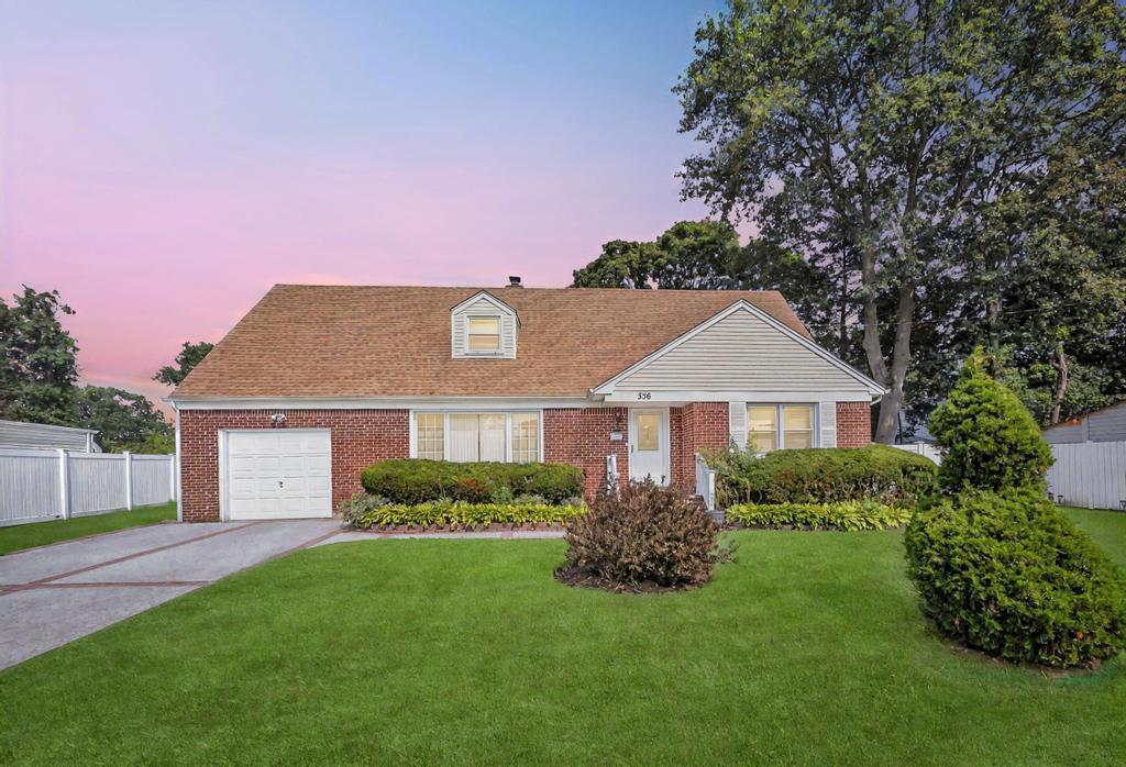 336 Princeton Street, Westbury