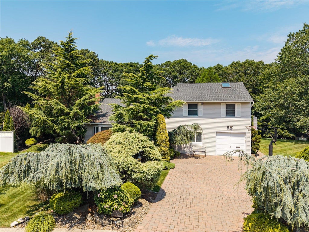 6 Vegas Court, Plainview