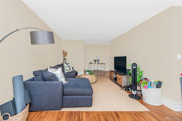 Photo of Listing #900683