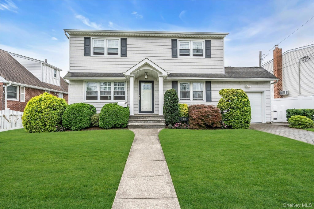 1057 Grand Boulevard, Westbury