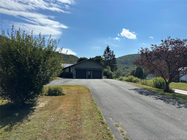 250 Rockland Road, Roscoe