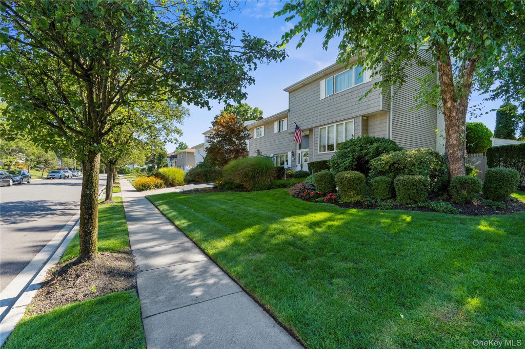 14 Jane Drive, Old Bethpage