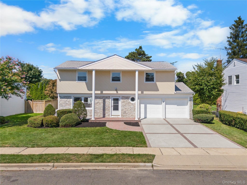 61 Bluebird Lane, Plainview
