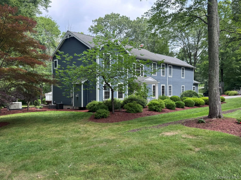 31 Farm Lake Court, Carmel