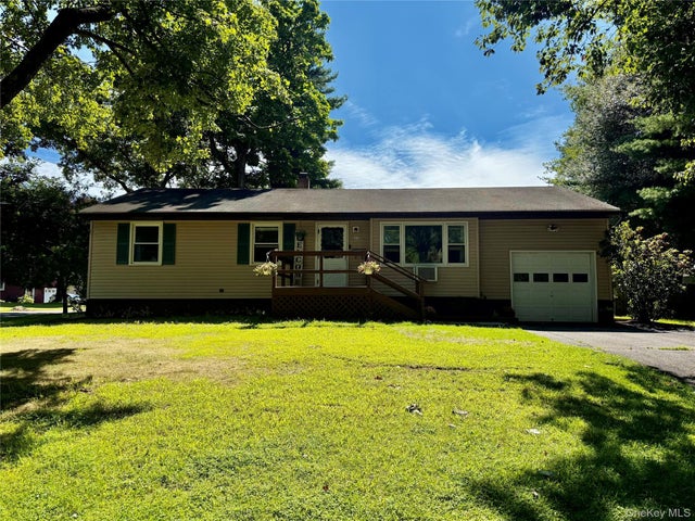 11 Cambridge Drive, Red Hook