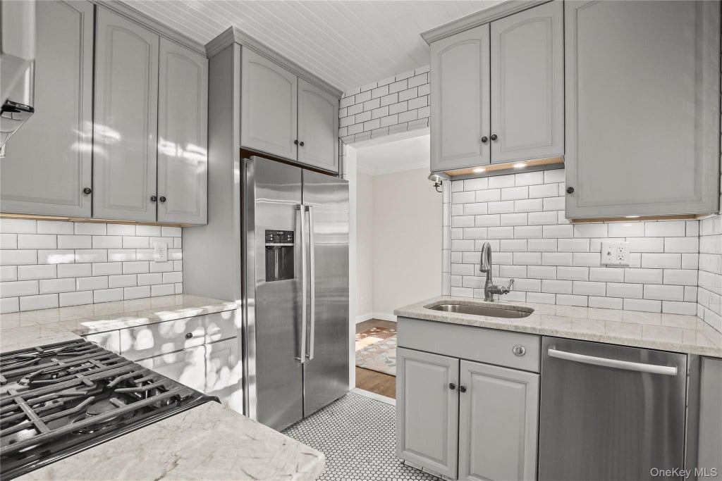 6 Brooklands # Gc, Bronxville