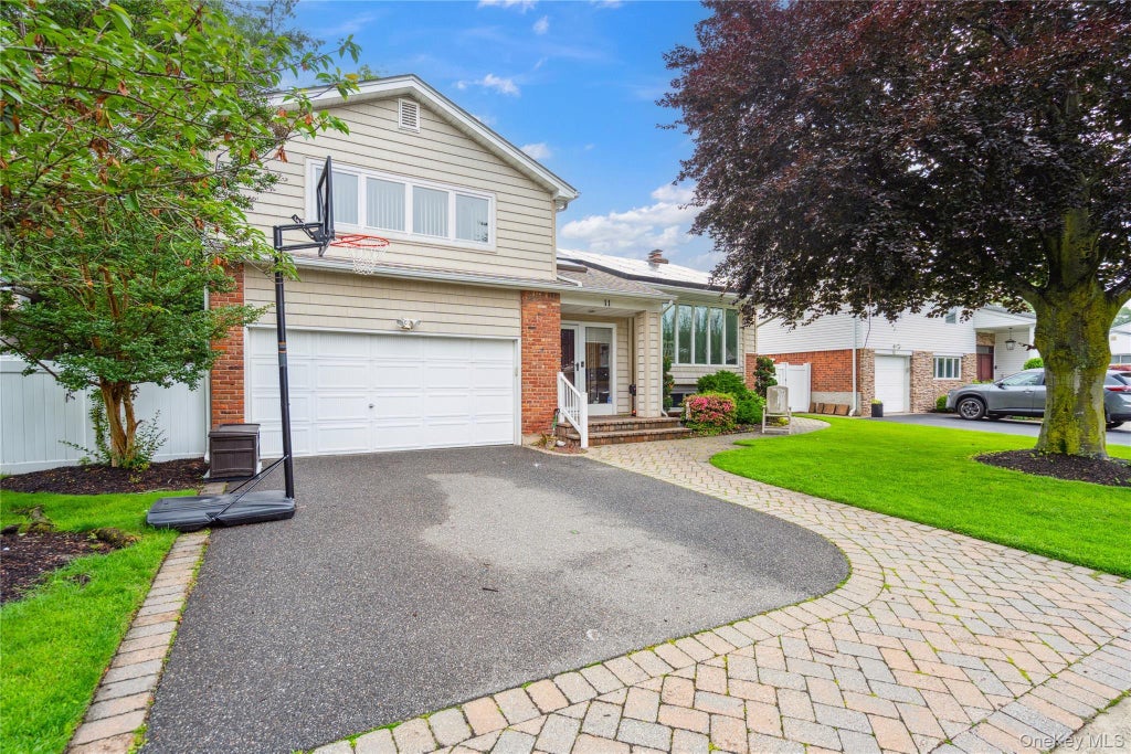 11 Robin Lane, Plainview