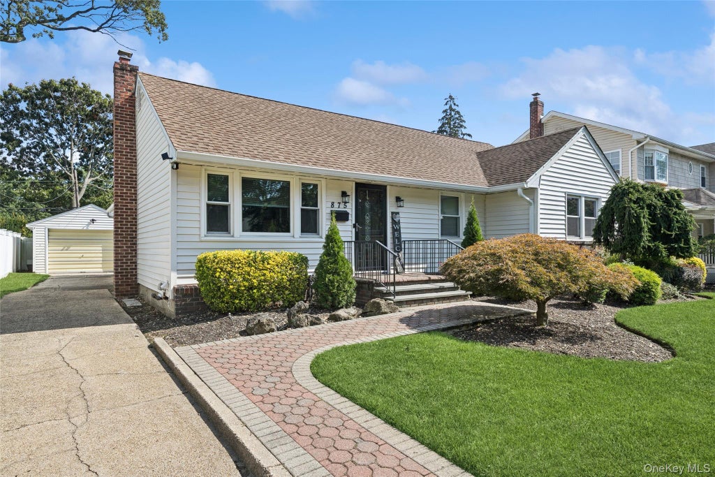 875 Woodside Drive, Wantagh