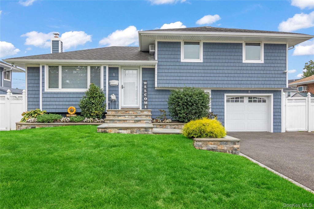 8 Gates Avenue, Plainview