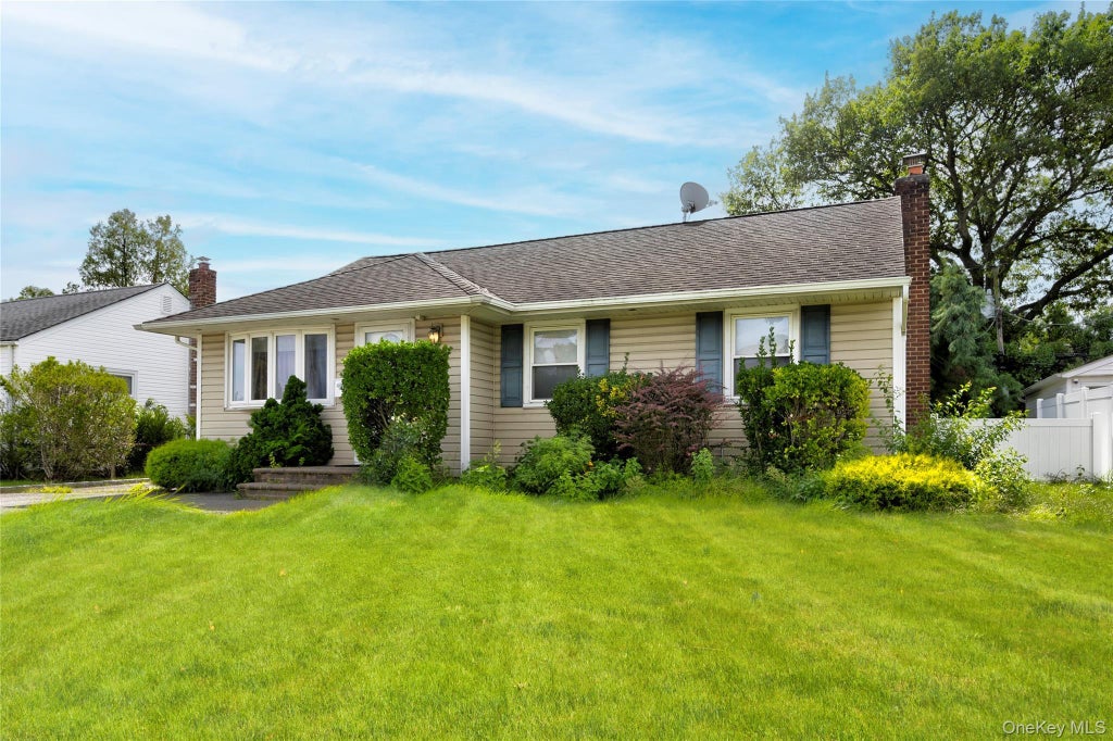 11 Jamaica Ave, Plainview