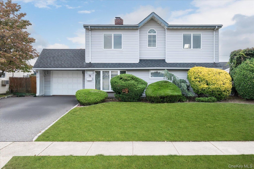 15 Western Lane, Wantagh