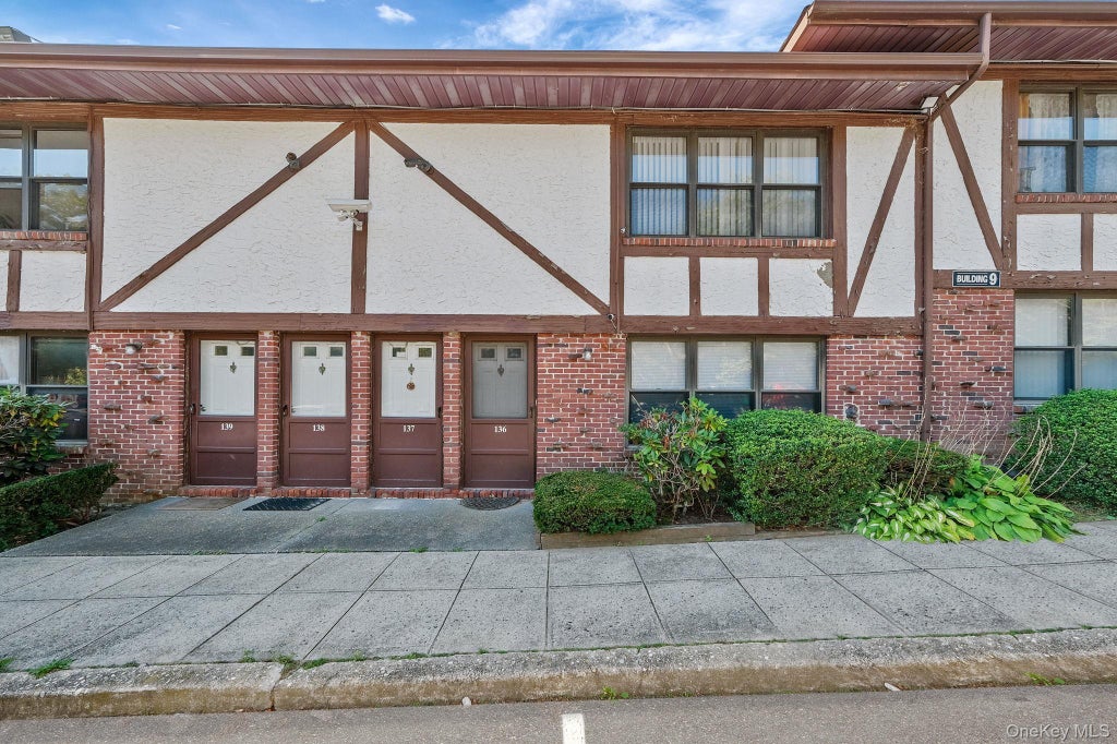 136 Bailey Court # 136, Middle Island