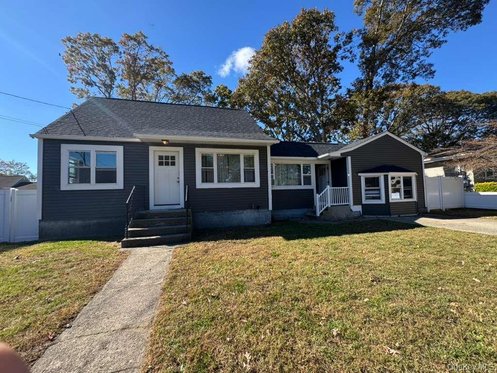 8 Paul Drive, Mastic