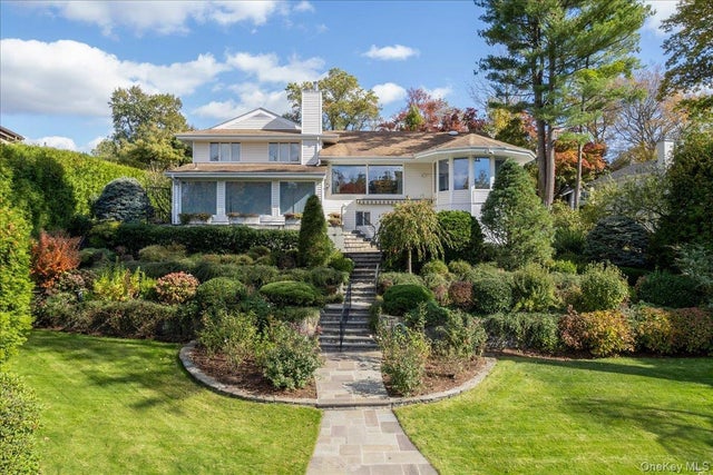 34 Lakeshore Drive, Eastchester