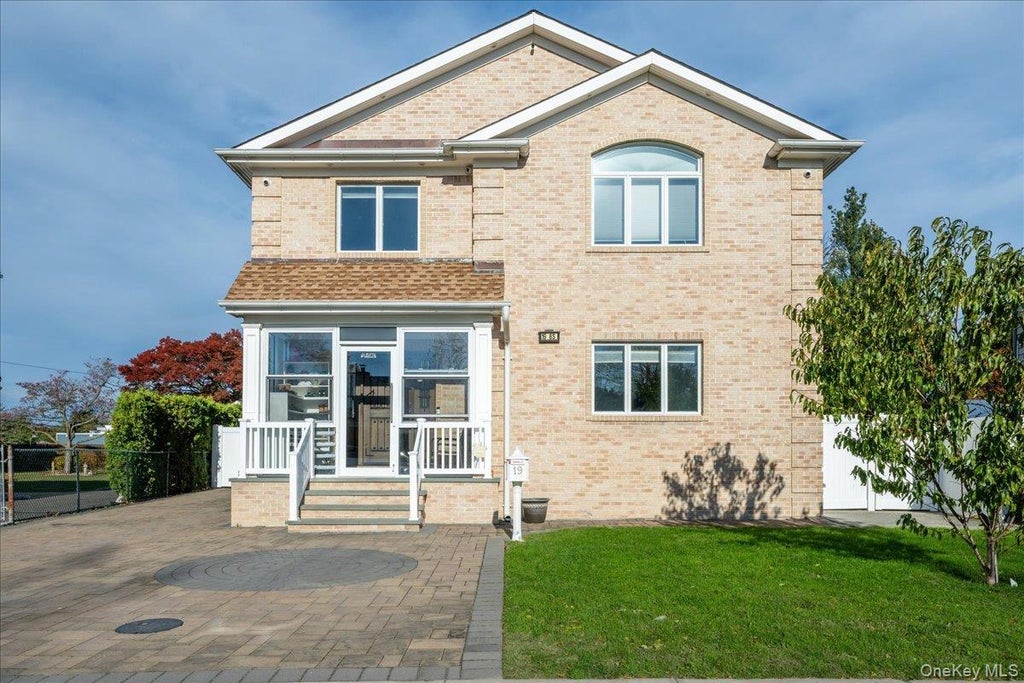 19 8th Street, Hicksville