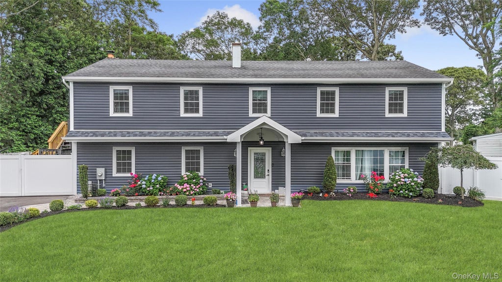 12 Michael Court, Centereach