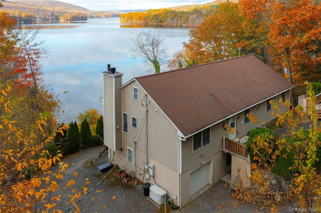 1098 292 Route, Holmes