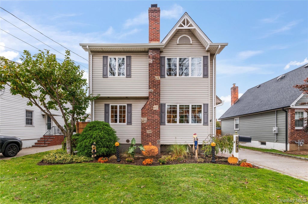 1041 N 4th Street, New Hyde Park