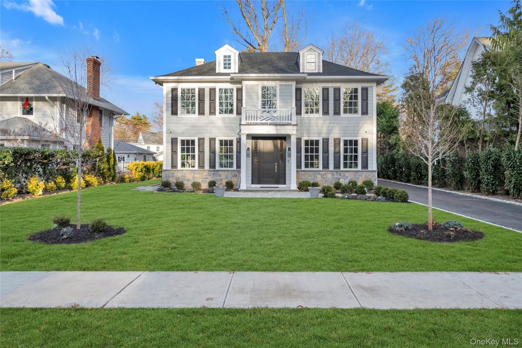 88 Plandome Court, Manhasset