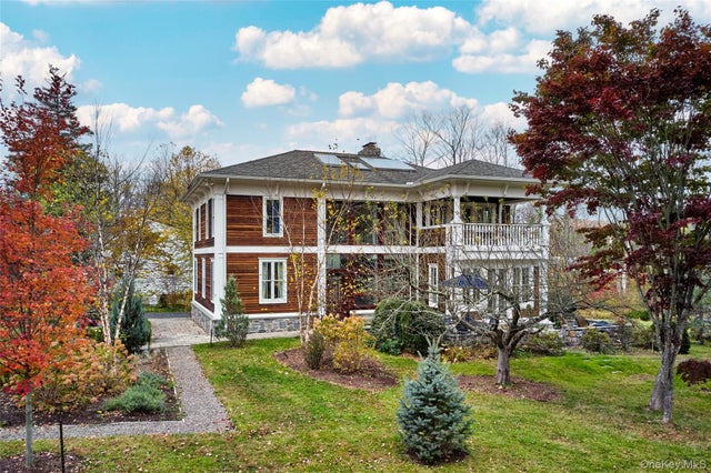 528 Eagle Valley Road, Tuxedo Park