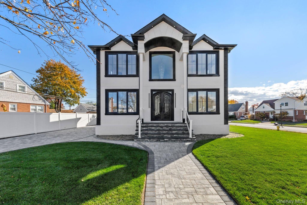 1035 Glen Drive, Franklin Square