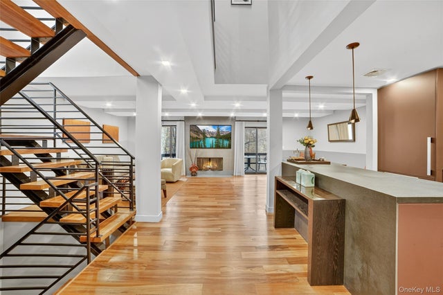 428 Pine Grove Lane, Hartsdale