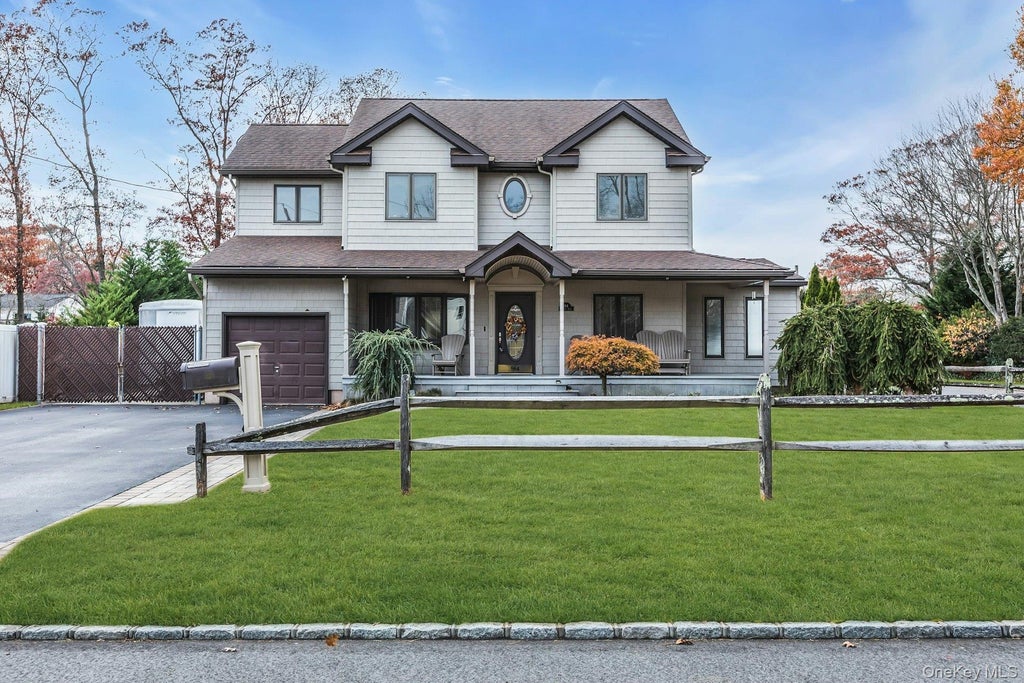 94 Pequot Lane, East Islip